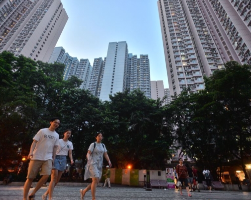 林鄭月娥表示,自己對於重啟「租者置其屋計劃」並無異議,明白公屋住戶有置業需求。