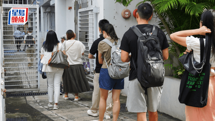 家長往往為子女升學問題憂心，不少人一知道子女獲派學校不如預期即四出叩門。資料圖片