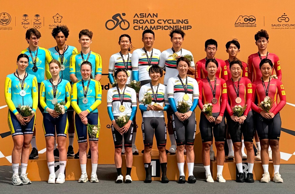 香港隊男女混合隊際計時賽金牌功臣（中）穿起代表冠軍的「彩虹戰衣」，前排右楊倩玉、李思穎、梁穎儀、後排名伍柏亨、劉允祐、朱浚瑋。香港單車總會提供