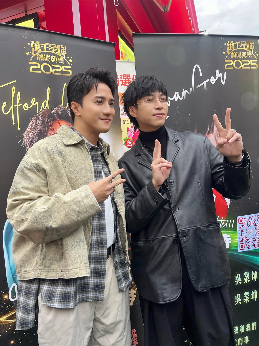 吳業坤與黃庭鋒前往工展會進行拉票。