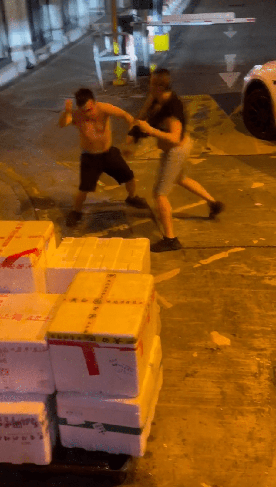 中年漢一度佔上風,不斷揮拳並將對方上衣扯下。 中年漢一度佔上風,不斷揮拳並將對方上衣扯下。
