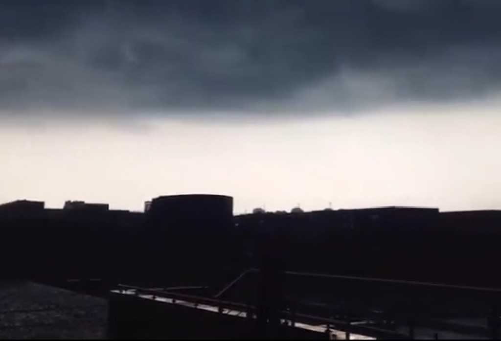 上海下午忽然黑雲遮天蔽日。網上圖片