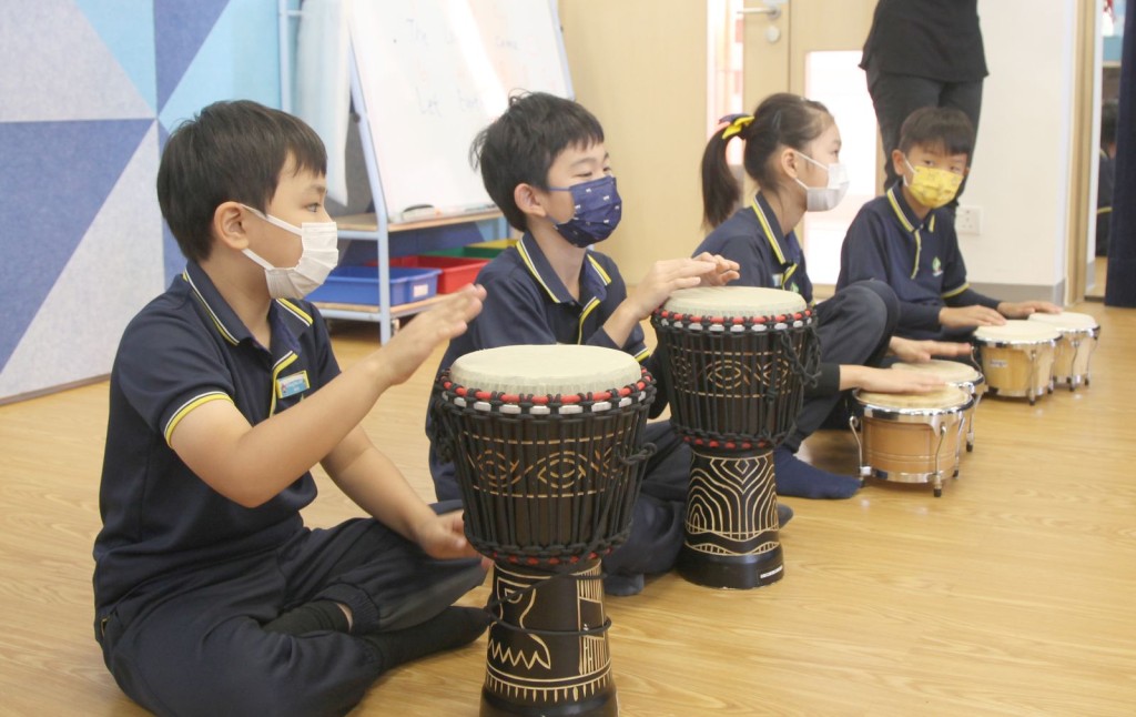 學生在音樂律動室感受音樂的律動和情緒。