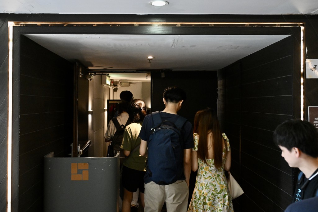 不少市民趁最後機會入場看戲。劉駿軒攝 不少市民趁最後機會入場看戲。劉駿軒攝