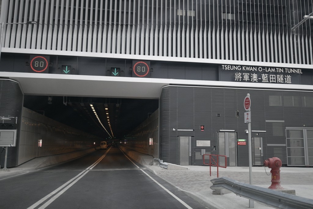 將藍隧道及跨灣連接路開通後首個工作日，早上行車暢順。梁譽東攝