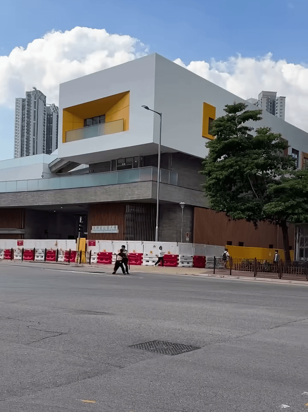 現場為荃灣永順街社區大樓地盤對開。FB：車cam L（香港群組）