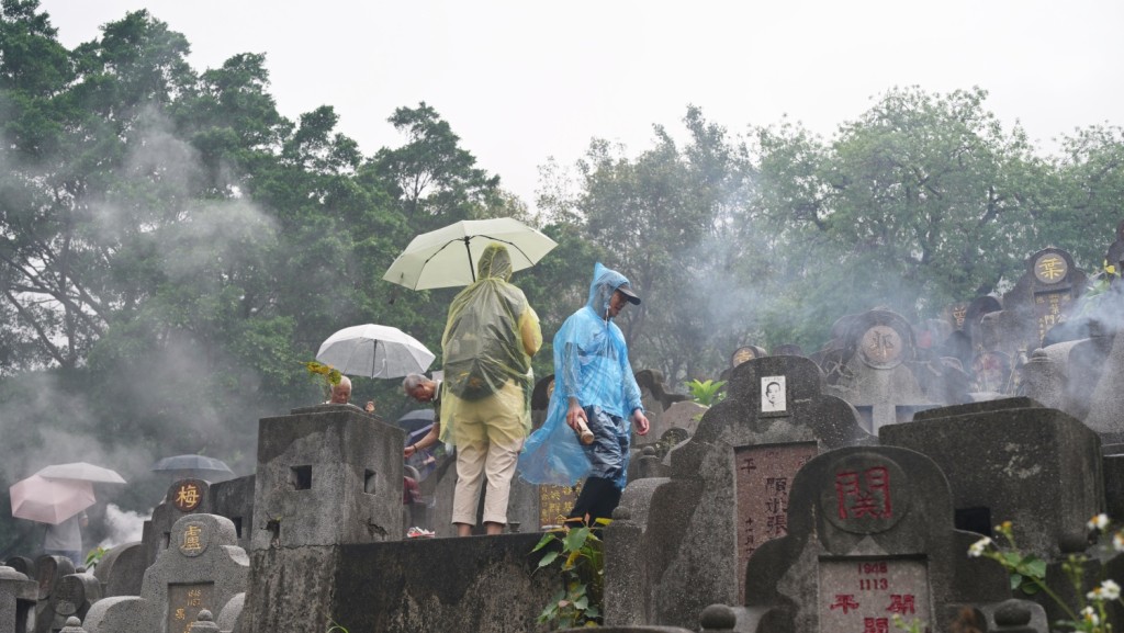 今日是清明節,不少市民按傳統前往掃墓祭祖。 今日是清明節,不少市民按傳統前往掃墓祭祖。