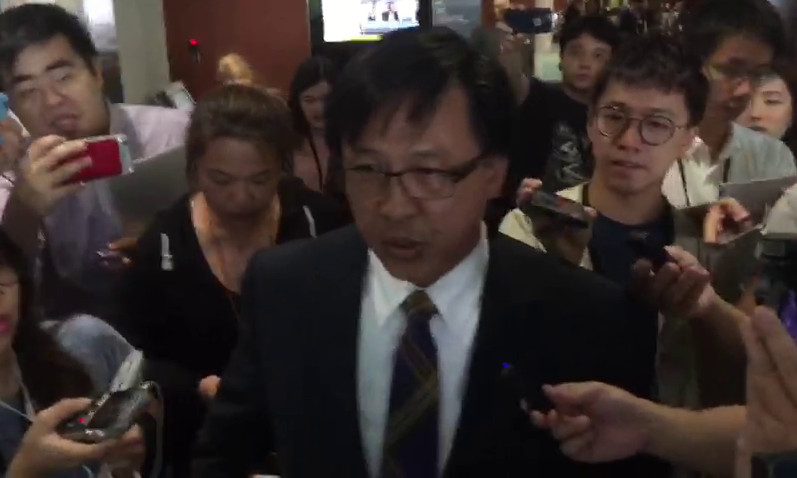 何君堯被記者重重包圍,不願再作發言。