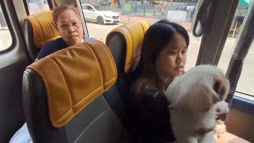 居住在華豐大廈20年的一對南亞裔母女下午帶同愛犬返回現場拿取個人物品。