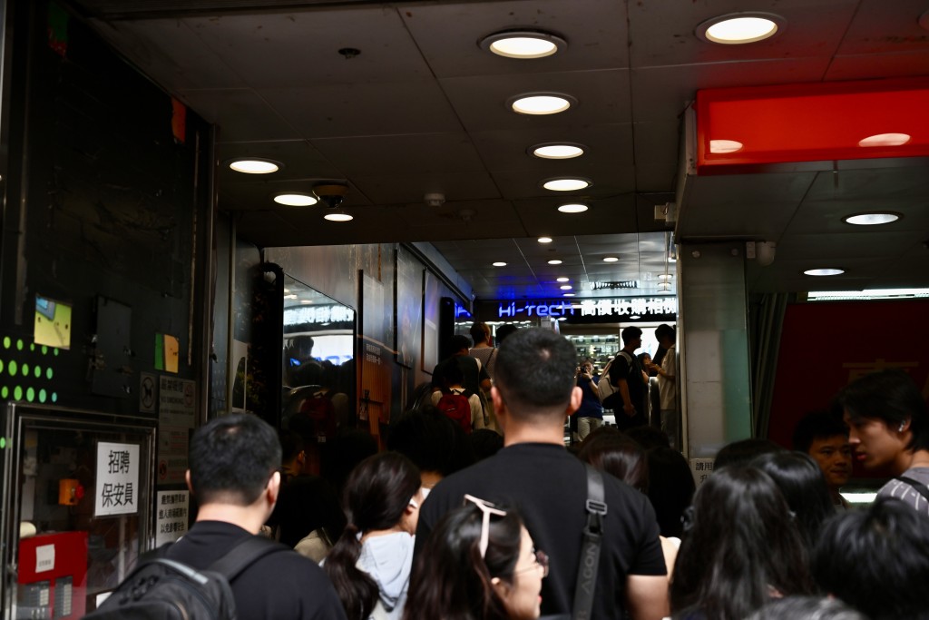 「星際城市」人流暢旺，門口一度導致行人路阻塞。
