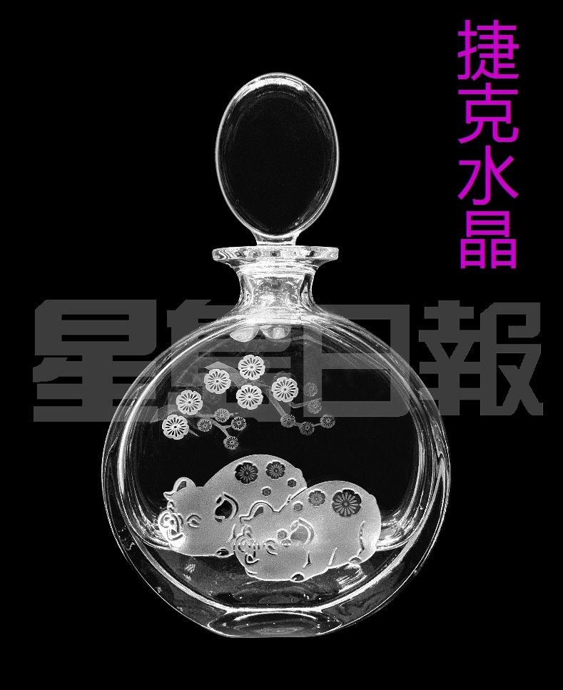 來自捷克的水晶品牌Bohemia Crystal今年為中國傳統節慶打造出一個水晶醒酒器。其創作靈感源自十二生肖中的豬年，呈圓形，以噴沙技術加上小豬裝飾，煥發溫馨的家居氛圍。（C）