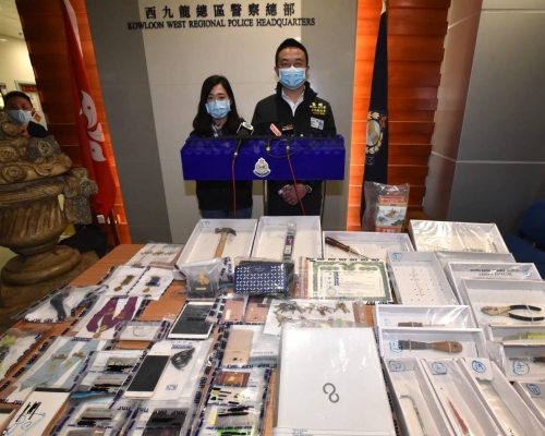 警方在行動中檢獲的證物。