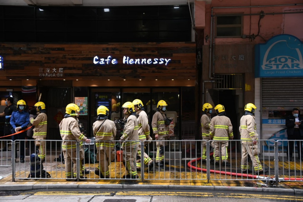 消防到场救熄。