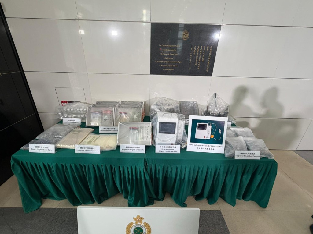 海關檢獲超過3000粒懷疑依托咪酯煙彈、約13.4公斤懷疑液態依托咪酯、約3公斤懷疑依托咪酯粉末。曾志恒攝 海關檢獲超過3000粒懷疑依托咪酯煙彈、約13.4公斤懷疑液態依托咪酯、約3公斤懷疑依托咪酯粉末。曾志恒攝