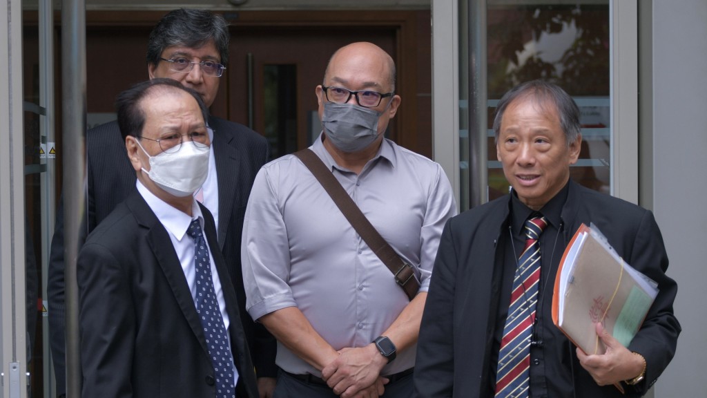 被告葉春榮(淺灰色衫)。陳浩元攝