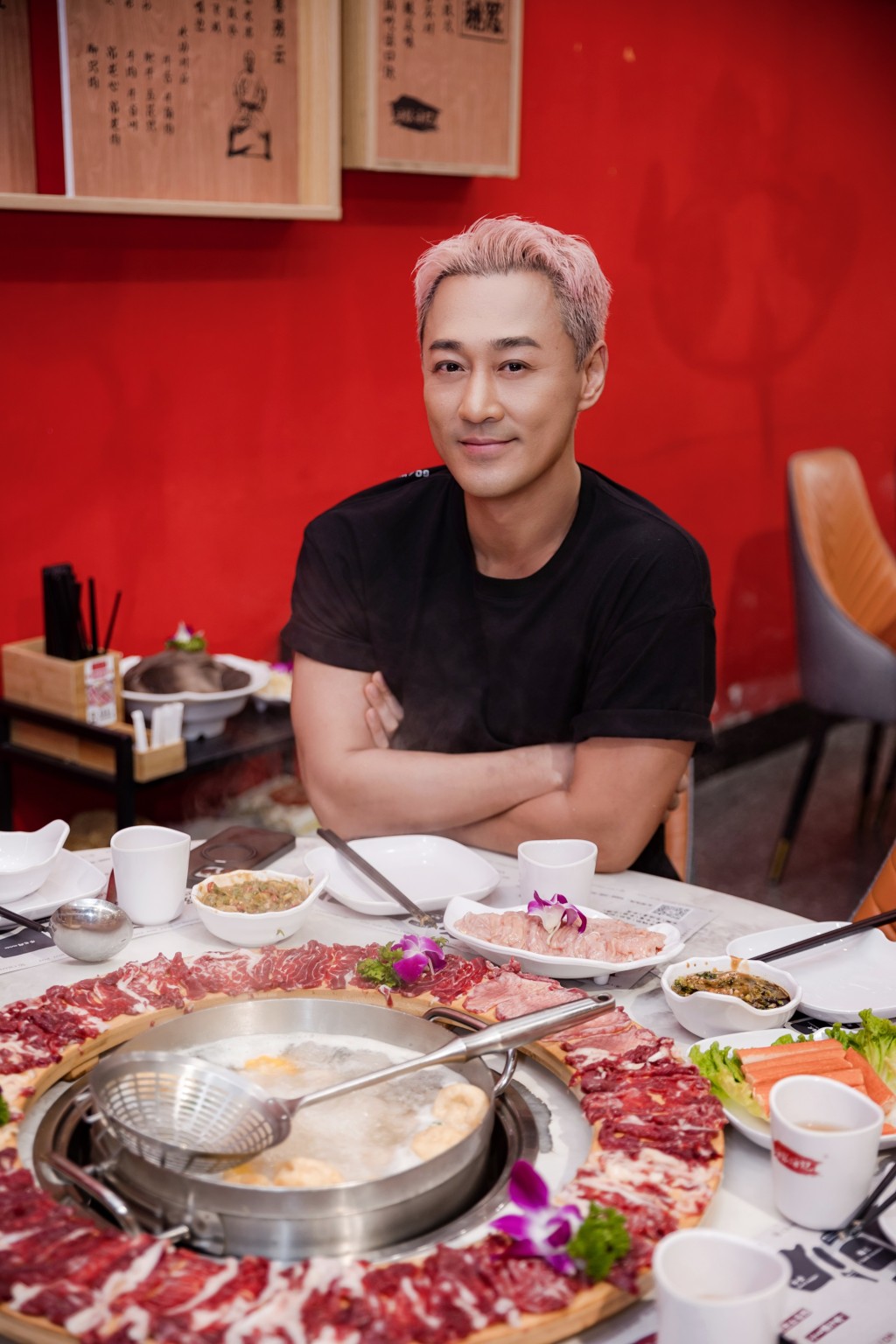 林峯趁休息時去了打邊爐。 林峯趁休息時去了打邊爐。