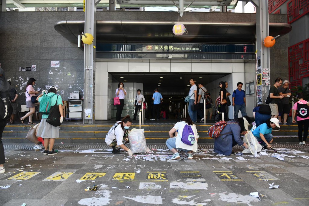 市民在黃大仙場清理「連儂牆」。