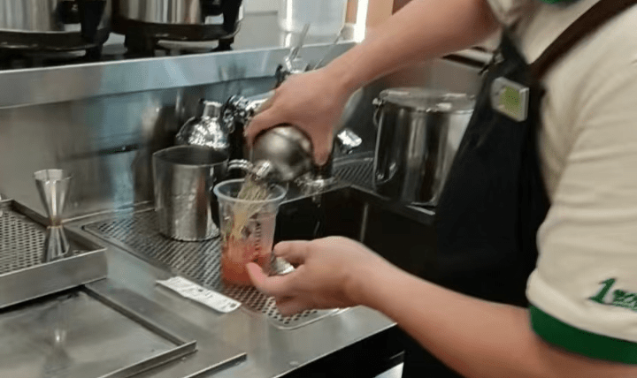 员工被指未规范佩戴口罩、手套，而且佩戴首饰直接徒手制作饮品。