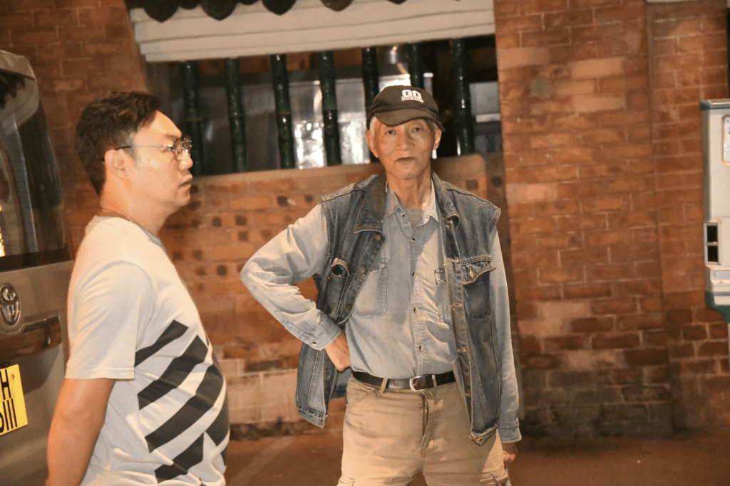 載客的士74歲姓鄭男司機（右）在意件中並無受傷。黎志偉攝