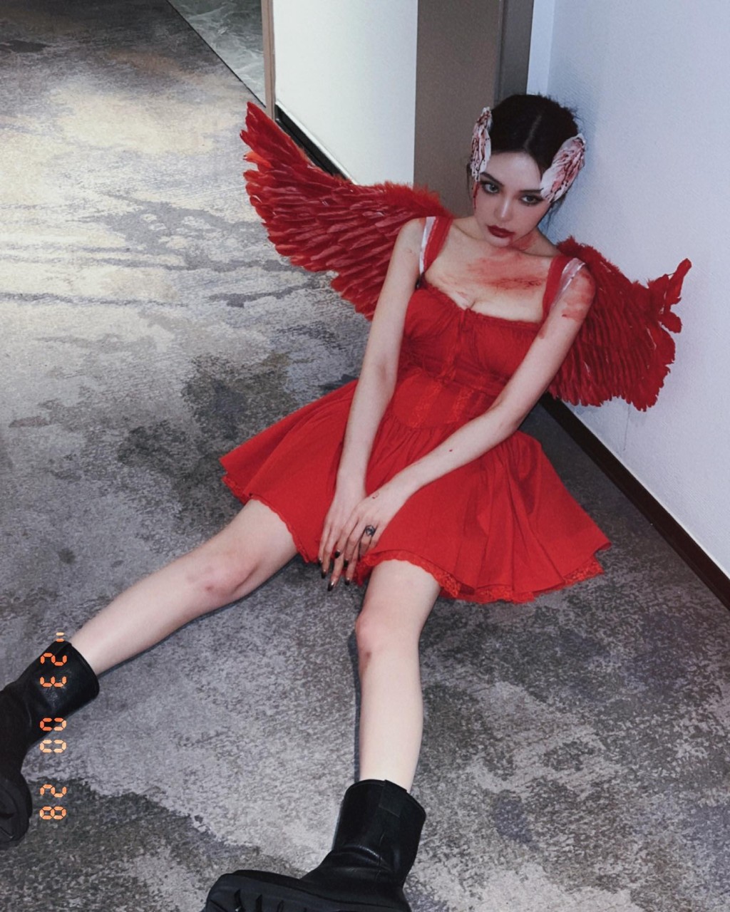 「小豬」羅志祥舊愛周揚青着上紅色性感連身裙，加上紅色天使翼扮「嗜血天鵝」。
