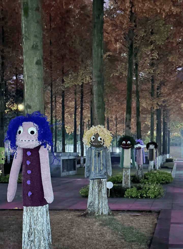 重慶渝興廣場「大樹人偶」夜間卻被指太嚇人。 重慶渝興廣場「大樹人偶」夜間卻被指太嚇人。