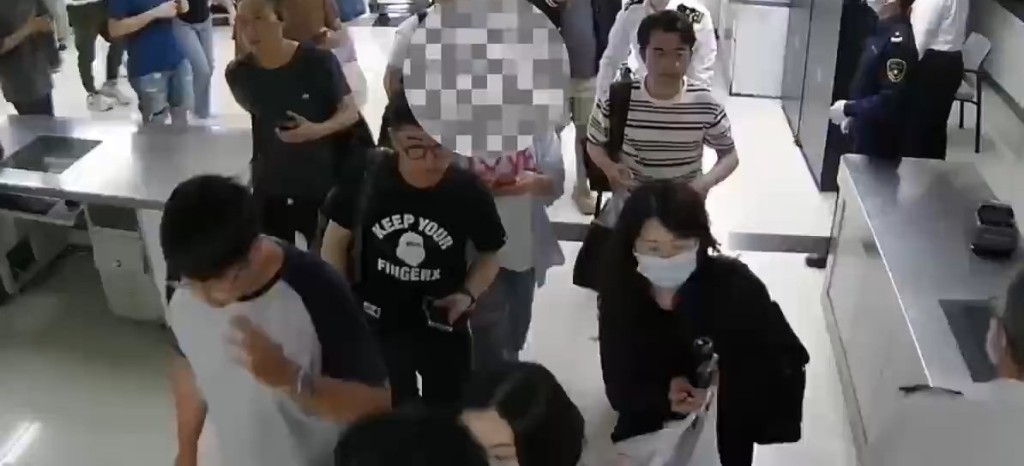 羅湖口岸關員10分鐘內截查13名旅客涉走私瀕危石珊瑚。微博@海關發布 羅湖口岸關員10分鐘內截查13名旅客涉走私瀕危石珊瑚。微博@海關發布