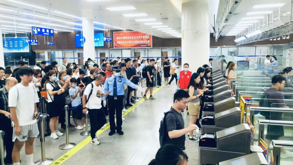 內地黃金周最後一日，各口岸迎來遊客回程高峰。