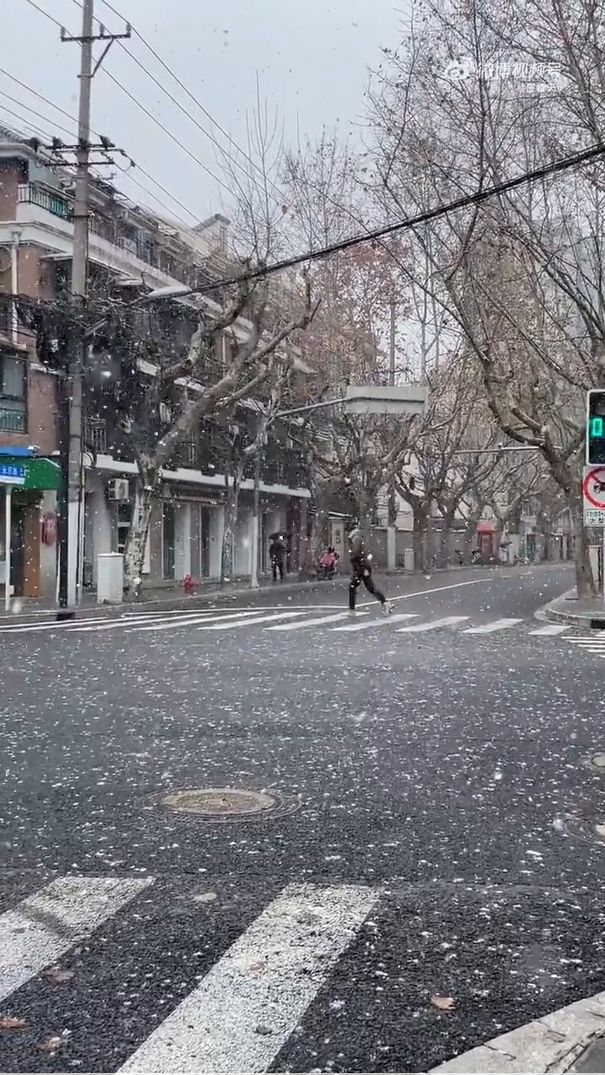 上海连续5日最低气温低于-1℃。 微博