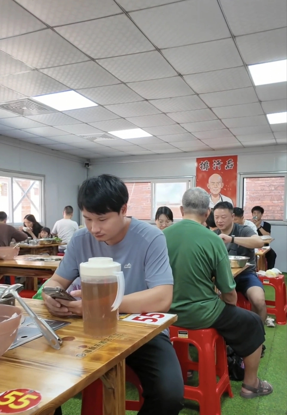 10月1日，莫氏鸡煲总店A区的食客。 极目新闻