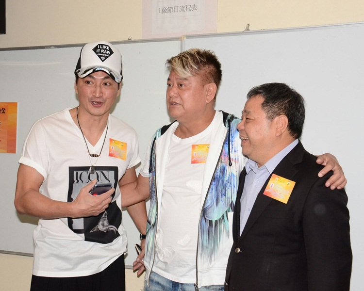 何家勁應總理邀請晚上在節目獻唱。
