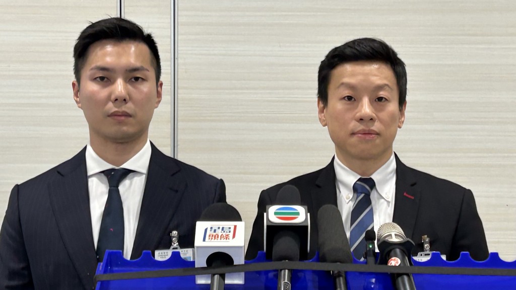 元朗警區刑事部總督察袁皓霆(左)及科技及財富罪案組案件主管督察何安生(右)。蔡楚輝攝
