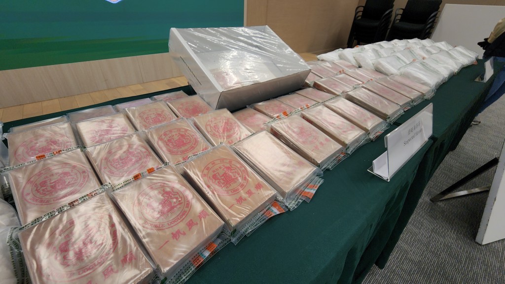 海關檢獲約值700萬元的「雙獅地球牌」懷疑海洛英。黃文威攝 海關檢獲約值700萬元的「雙獅地球牌」懷疑海洛英。黃文威攝