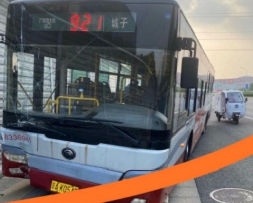 北京一名巴士司機突然撞向燈柱,再下車跳河自盡身亡。