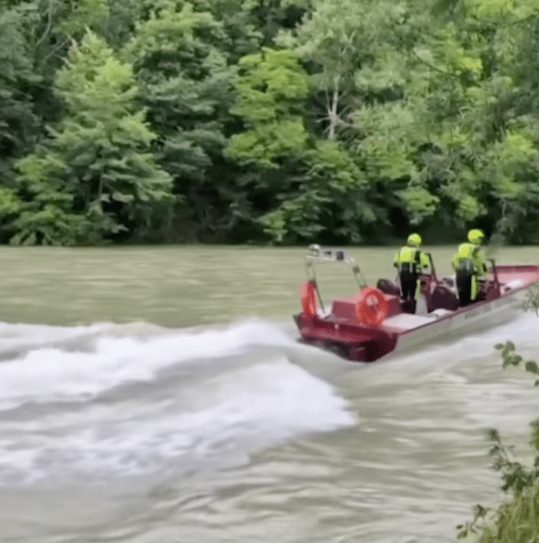 救援人員連日在河道搜索三人。