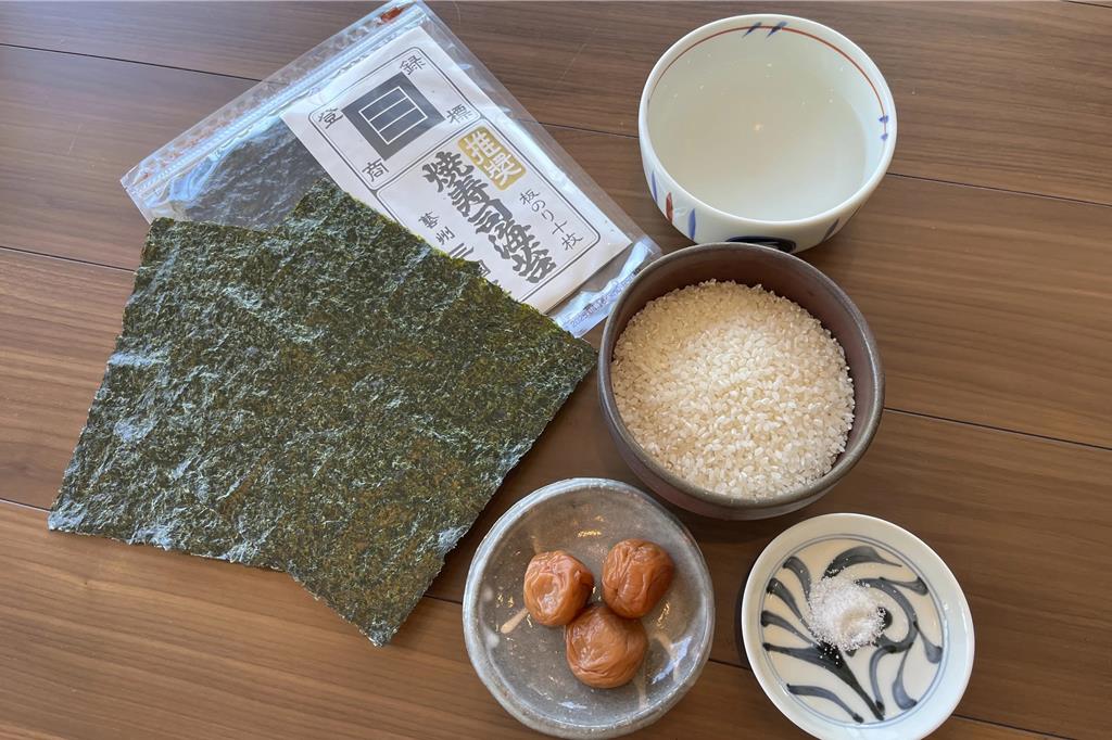 製作日式三角飯糰的材料。美聯社 製作日式三角飯糰的材料。美聯社