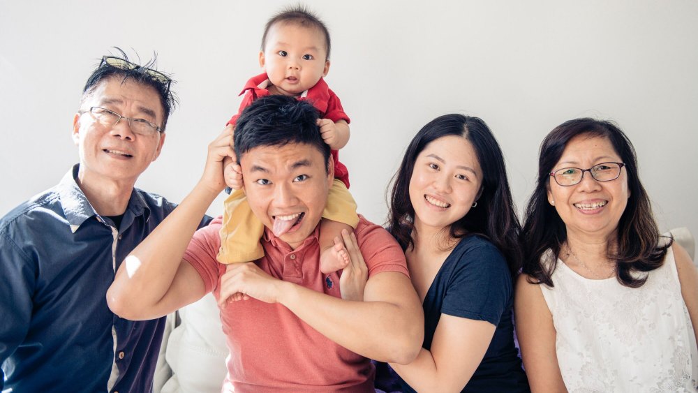 杨贺翔（左二）近月加添父亲身分，假日爱与八个月大儿子及家人度过。