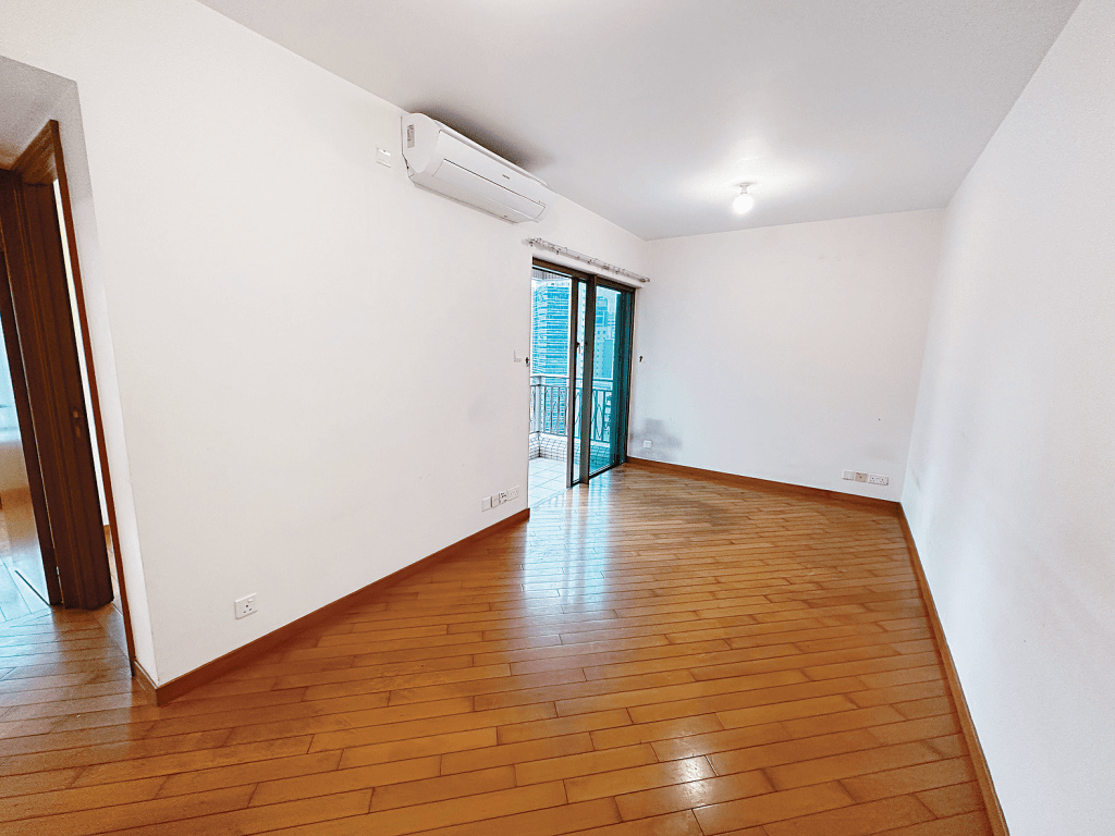 大厅已铺设木地板，髹上白色墙身，住户易于配搭家俬。