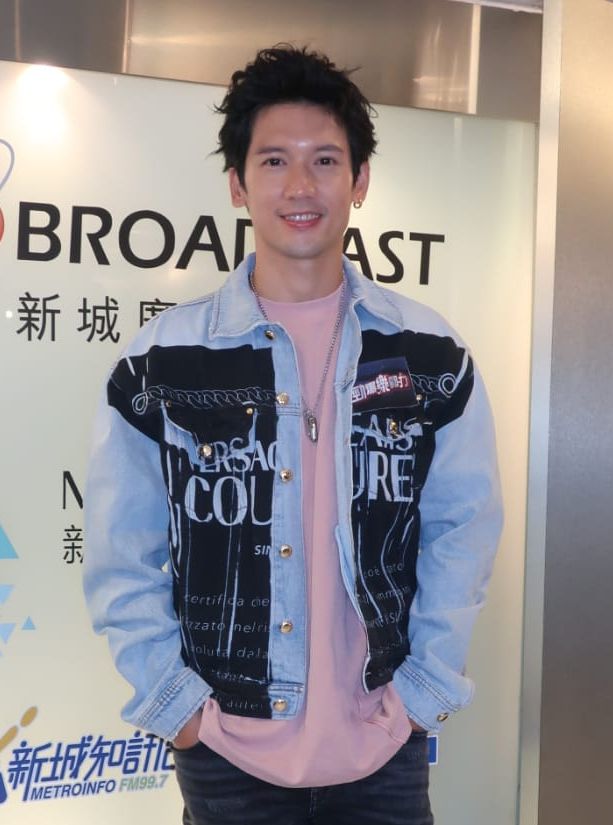 Kenny到電台宣傳新歌《日月》。