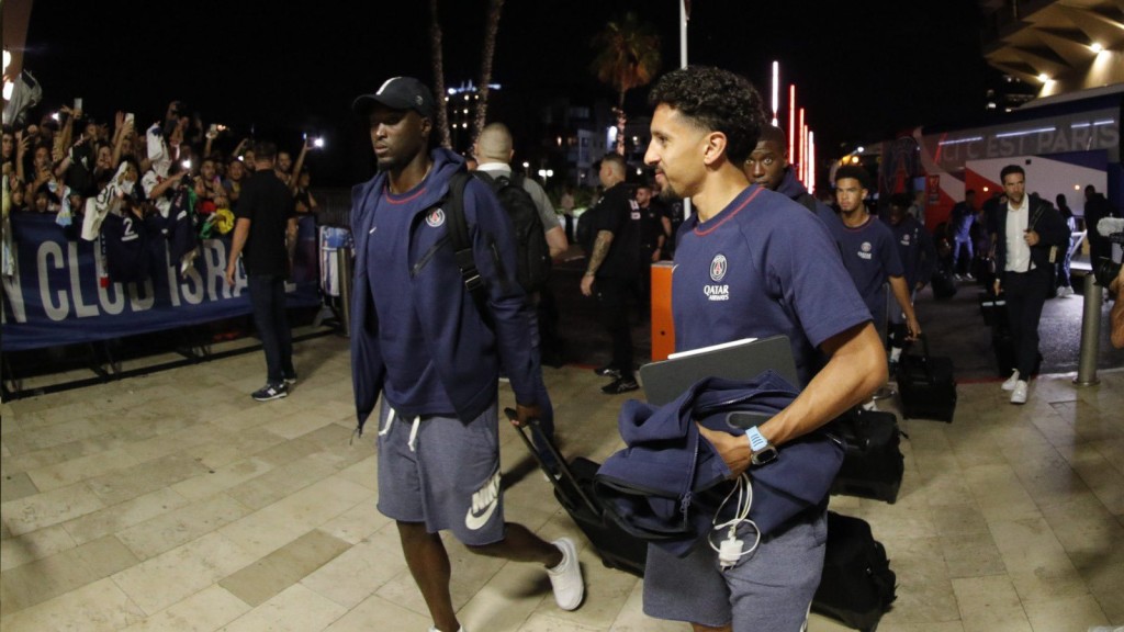 不少以色列球迷在PSG下榻的酒店外等候。 聖日耳門twitter圖片