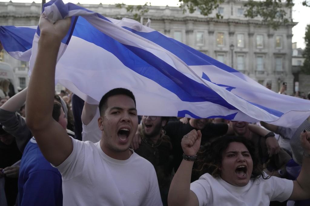 在倫敦，抗議者在為以色列舉行的「猶太社區守夜活動」中高舉以色列國旗。AP