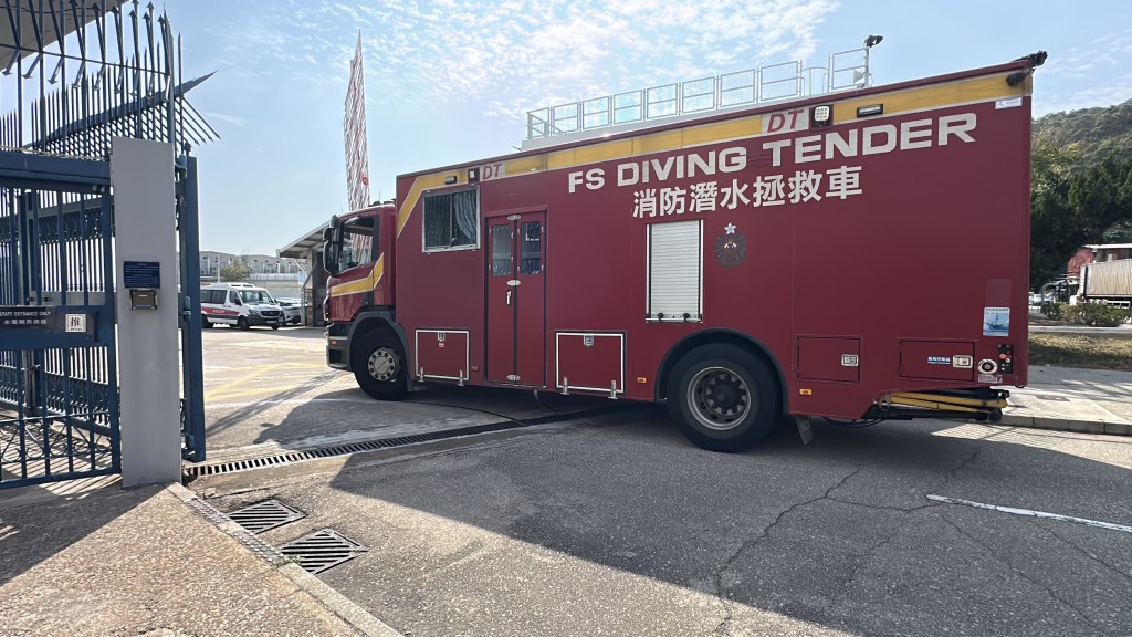 消防潛水拯救車到水警基地。劉漢權攝