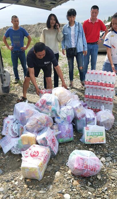 當局出動無人機空投糧水。網上圖片