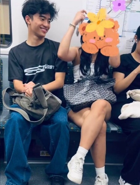 Lucas望着少女一臉寵溺。