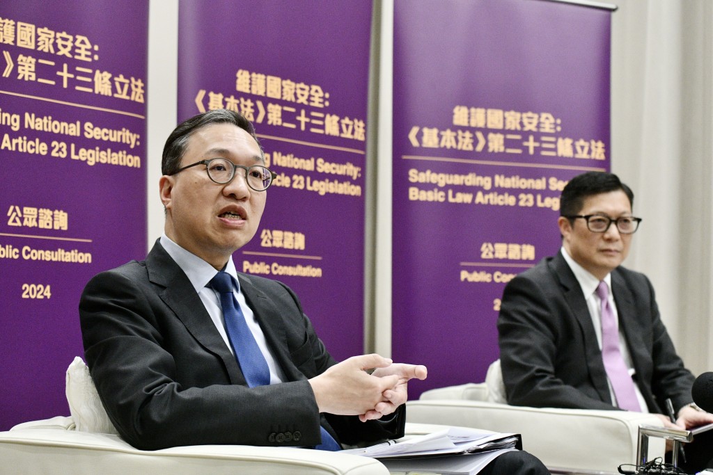 律政司司長林定國(左)及保安局局長鄧炳強(右)昨日向傳媒解說23條立法。 盧江球攝