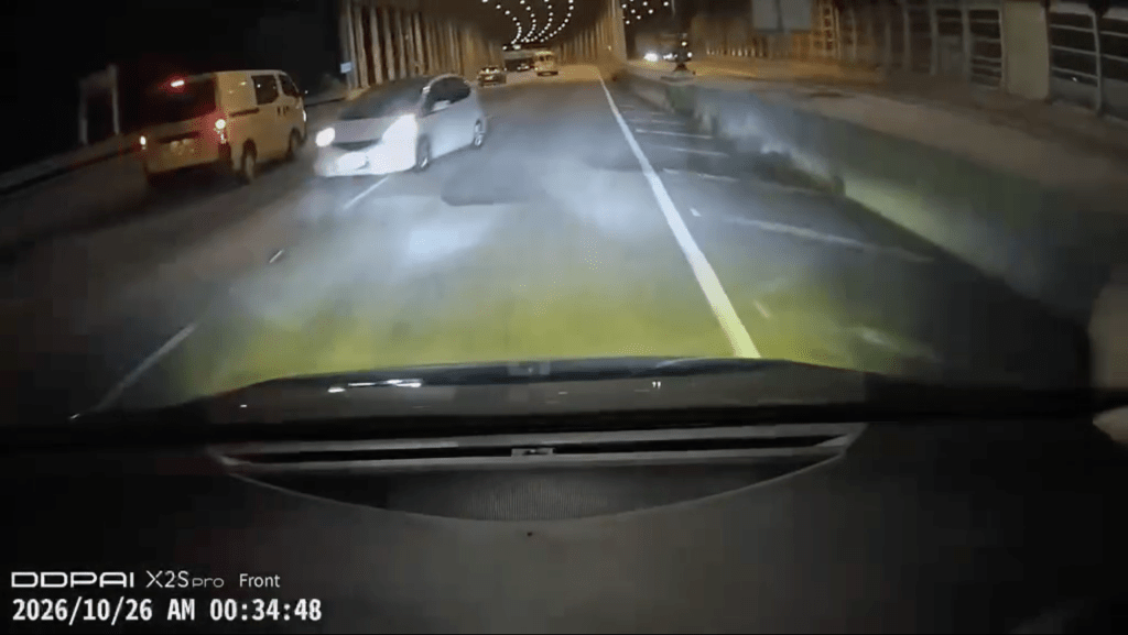 車Cam直擊｜屯門公路白色私家車逆線行駛 與兩車擦身而過險釀意外。Facebook 車cam L（香港群組）影片截圖