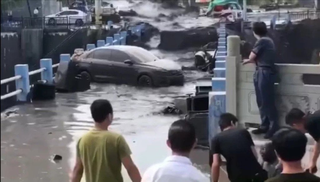 子長縣發生潰壩，導致大量「黑水」流下至縣城街道、河道。網圖