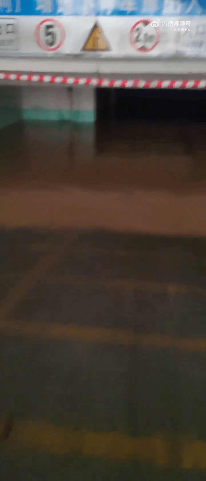 湖南龍山縣遭遇極端暴雨天氣,有小區停車場被淹。新京報 湖南龍山縣遭遇極端暴雨天氣,有小區停車場被淹。新京報