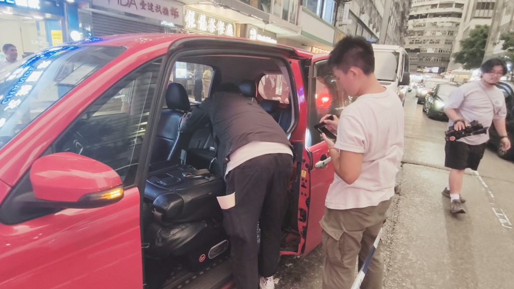 警員搜查車輛。 警員搜查車輛。