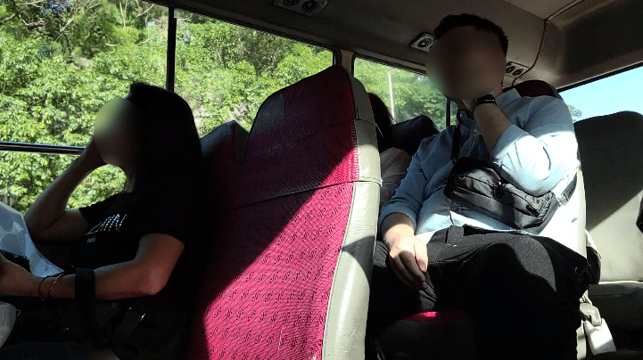 中後座乘客明顯在開車途中沒有扣上安全帶。 中後座乘客明顯在開車途中沒有扣上安全帶。