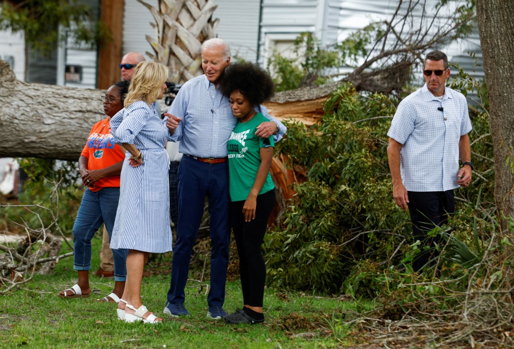 吉爾上周六隨同拜登視察佛羅里達州風災的災情，並慰問居民。路透社